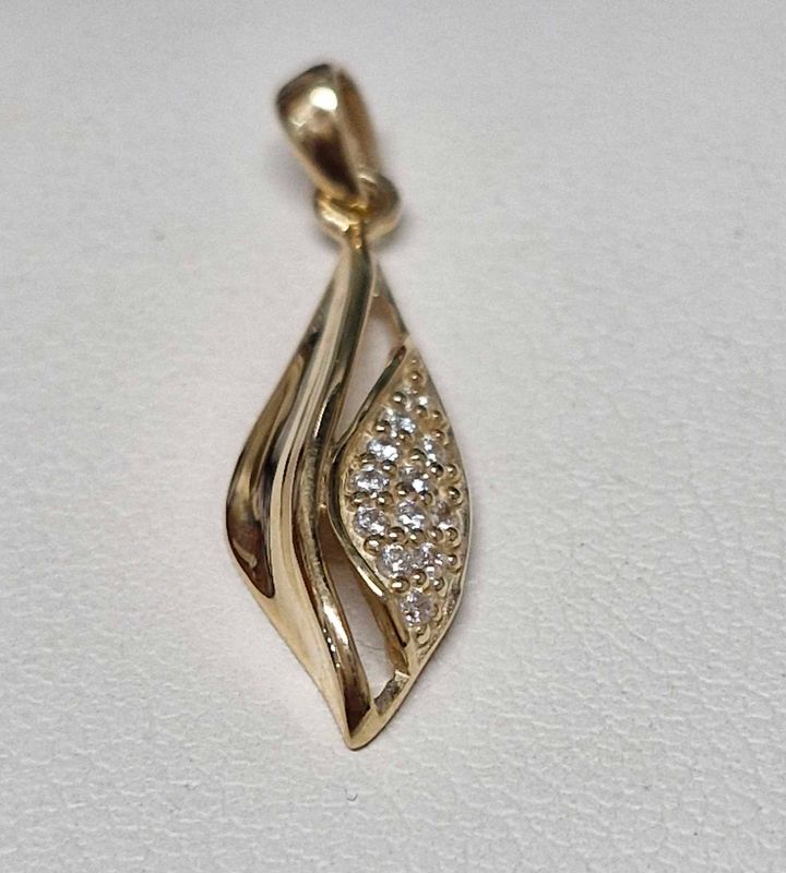 9Ct Gold Cz Pendant No chain